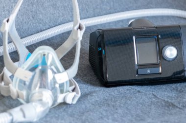 Engelleyici uyku apnesine karşı tam yüz maskeli CPAP maskesi hastalara solunum maskesi olarak yardımcı olur ve horlayan uyku bozukluğunda ilaç solumak için başlık takılır. Böylece nefes almak daha kolay olur.