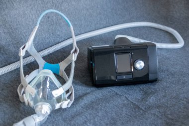 Engelleyici uyku apnesine karşı tam yüz maskeli CPAP maskesi hastalara solunum maskesi olarak yardımcı olur ve horlayan uyku bozukluğunda ilaç solumak için başlık takılır. Böylece nefes almak daha kolay olur.