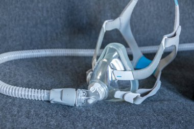 Yastıktaki engelleyici uyku apnesine karşı CPAP maskesi hastalara solunum maskesi ve horlama ve uyku bozukluğuna karşı bir CPP makinesiyle solunum maskesi olarak yardımcı olur.