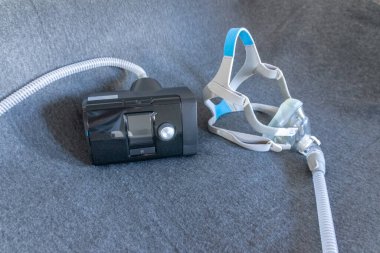 Engelleyici uyku apnesine karşı tam yüz maskeli CPAP maskesi hastalara solunum maskesi olarak yardımcı olur ve horlayan uyku bozukluğunda ilaç solumak için başlık takılır. Böylece nefes almak daha kolay olur.