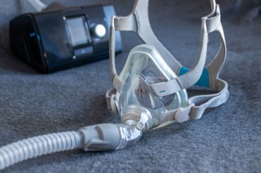 Engelleyici uyku apnesine karşı tam yüz maskeli CPAP maskesi hastalara solunum maskesi olarak yardımcı olur ve horlayan uyku bozukluğunda ilaç solumak için başlık takılır. Böylece nefes almak daha kolay olur.