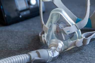 Engelleyici uyku apnesine karşı tam yüz maskeli CPAP maskesi hastalara solunum maskesi olarak yardımcı olur ve horlayan uyku bozukluğunda ilaç solumak için başlık takılır. Böylece nefes almak daha kolay olur.