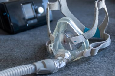 Engelleyici uyku apnesine karşı tam yüz maskeli CPAP maskesi hastalara solunum maskesi olarak yardımcı olur ve horlayan uyku bozukluğunda ilaç solumak için başlık takılır. Böylece nefes almak daha kolay olur.