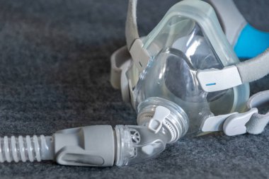 Yastıktaki engelleyici uyku apnesine karşı CPAP maskesi hastalara solunum maskesi ve horlama ve uyku bozukluğuna karşı bir CPP makinesiyle solunum maskesi olarak yardımcı olur.