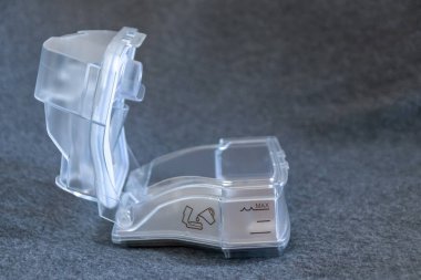 Gümüş arka planda tıbbi maske