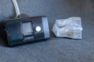 Engelleyici uyku apnesine karşı tam yüz maskeli CPAP maskesi hastalara solunum maskesi olarak yardımcı olur ve horlayan uyku bozukluğunda ilaç solumak için başlık takılır. Böylece nefes almak daha kolay olur.