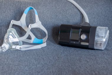 Engelleyici uyku apnesine karşı tam yüz maskeli CPAP maskesi hastalara solunum maskesi olarak yardımcı olur ve horlayan uyku bozukluğunda ilaç solumak için başlık takılır. Böylece nefes almak daha kolay olur.