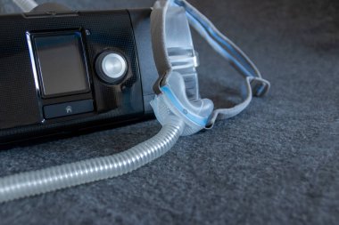Engelleyici uyku apnesine karşı tam yüz maskeli CPAP maskesi hastalara solunum maskesi olarak yardımcı olur ve horlayan uyku bozukluğunda ilaç solumak için başlık takılır. Böylece nefes almak daha kolay olur.