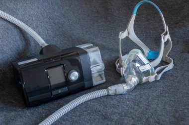 Engelleyici uyku apnesine karşı tam yüz maskeli CPAP maskesi hastalara solunum maskesi olarak yardımcı olur ve horlayan uyku bozukluğunda ilaç solumak için başlık takılır. Böylece nefes almak daha kolay olur.