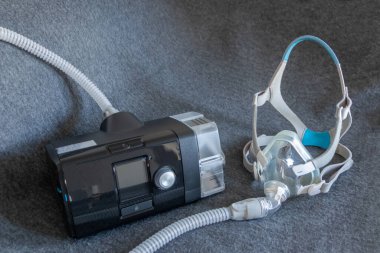 Engelleyici uyku apnesine karşı tam yüz maskeli CPAP maskesi hastalara solunum maskesi olarak yardımcı olur ve horlayan uyku bozukluğunda ilaç solumak için başlık takılır. Böylece nefes almak daha kolay olur.