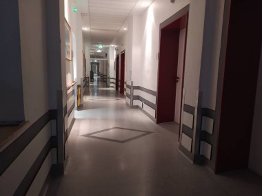 Hastanedeki boş koridorun içinde.