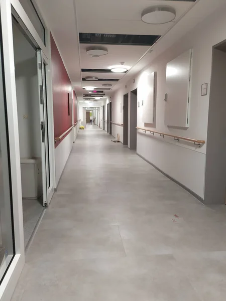 病院の空の廊下のインテリア — ストック写真