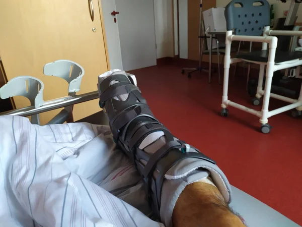 Verletztes Bein Des Patienten Krankenhaus Stockbild