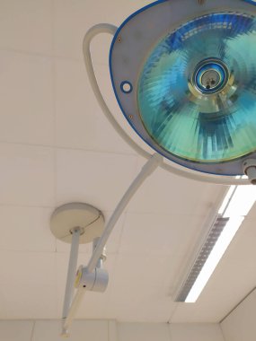 Klinikteki büyük lamba.