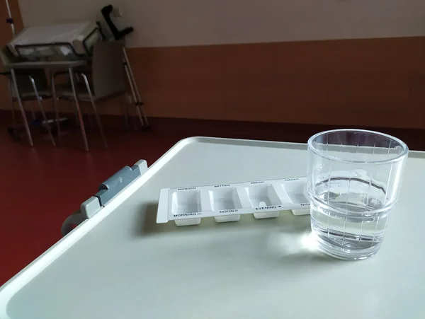 病院の水と錠剤のガラス — ストック写真