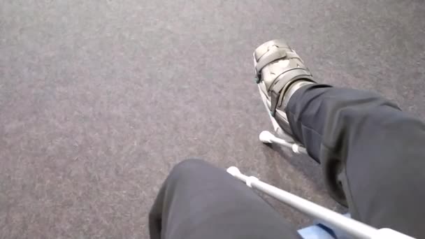 Europäischer Mann Mit Achillessehnenriss Sitzt Nach Operation Mit Spezialschuhen Und — Stockvideo