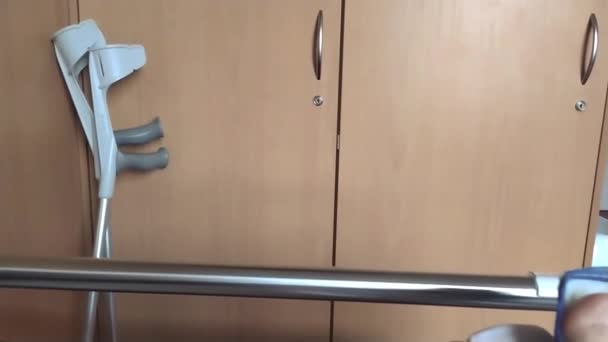 Aşil Tendonu Olan Avrupalı Bir Adam Hastane Yatağında Özel Ayakkabı — Stok video