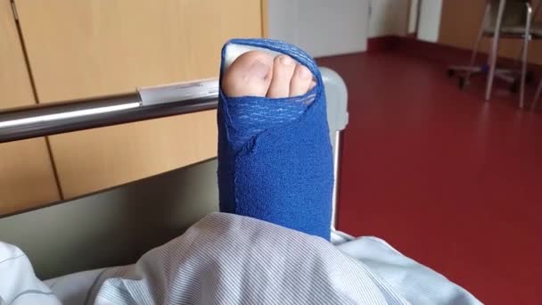 Homem Europeu Com Ruptura Tendão Aquiles Que Coloca Cama Hospital — Vídeo de Stock