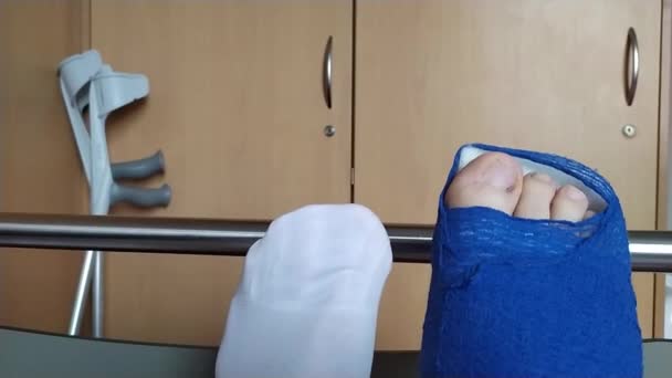 Европейский Мужчина Разрывом Сухожилия Ахиллеса Лежит Больничной Койке После Операции — стоковое видео