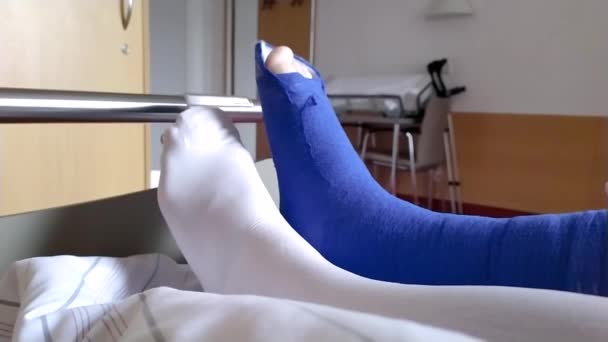 Europäischer Mann Mit Achillessehnenriss Liegt Nach Operation Mit Spezialschuhen Und — Stockvideo