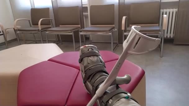 Homem Europeu Bruxa Ruptura Tendão Aquiles Sentado Sala Espera Hospital — Vídeo de Stock