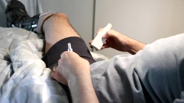 European Man Achilles Tendon Rupture Rupture Operation Self Injects Enoxaparin — Stock Video