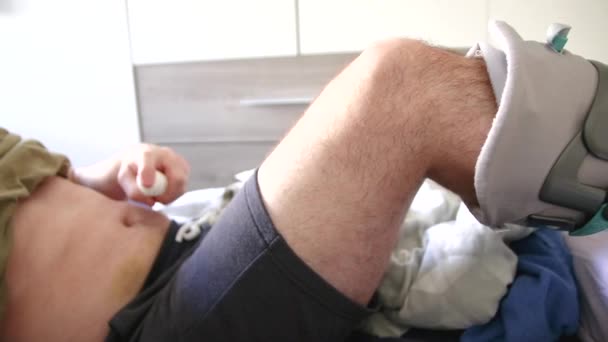 Hombre Europeo Con Rotura Del Tendón Aquiles Después Operación Rotura — Vídeos de Stock