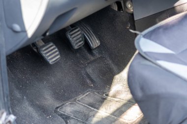 Modern bir arabanın içinde.