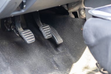 Modern bir arabanın içinde.