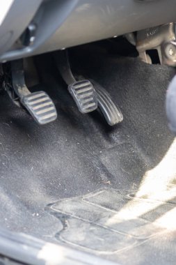 Modern bir arabanın içinde.