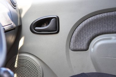 Modern bir arabanın içinde.