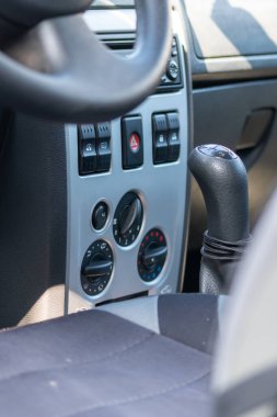 Modern bir arabanın içinde.