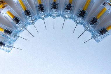 Yeni tıbbi aşılar aşı ve şırınga ile aşılanmaya hazırdır. Aşıyı zayıf hastalara enjekte etmek için. Hastalıklarını ve trombozlarını iyileştirmek için.