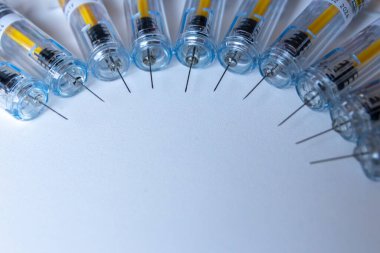 Yeni tıbbi aşılar aşı ve şırınga ile aşılanmaya hazırdır. Aşıyı zayıf hastalara enjekte etmek için. Hastalıklarını ve trombozlarını iyileştirmek için.