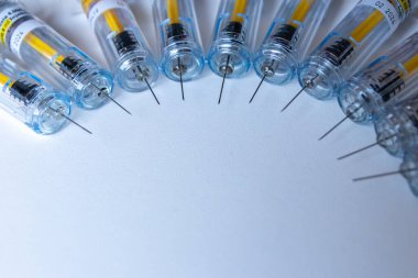 Yeni tıbbi aşılar aşı ve şırınga ile aşılanmaya hazırdır. Aşıyı zayıf hastalara enjekte etmek için. Hastalıklarını ve trombozlarını iyileştirmek için.