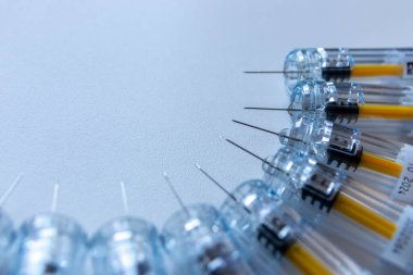 Yeni tıbbi aşılar aşı ve şırınga ile aşılanmaya hazırdır. Aşıyı zayıf hastalara enjekte etmek için. Hastalıklarını ve trombozlarını iyileştirmek için.