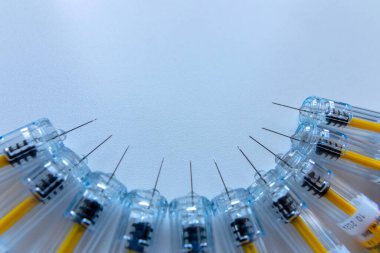 Yeni tıbbi aşılar aşı ve şırınga ile aşılanmaya hazırdır. Aşıyı zayıf hastalara enjekte etmek için. Hastalıklarını ve trombozlarını iyileştirmek için.