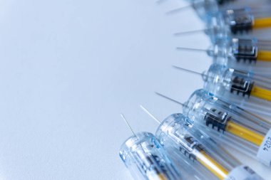 Yeni tıbbi aşılar aşı ve şırınga ile aşılanmaya hazırdır. Aşıyı zayıf hastalara enjekte etmek için. Hastalıklarını ve trombozlarını iyileştirmek için.
