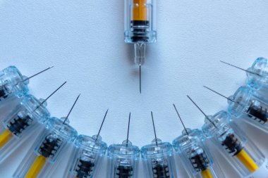 Yeni tıbbi aşılar aşı ve şırınga ile aşılanmaya hazırdır. Aşıyı zayıf hastalara enjekte etmek için. Hastalıklarını ve trombozlarını iyileştirmek için.