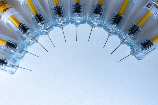 Yeni tıbbi aşılar aşı ve şırınga ile aşılanmaya hazırdır. Aşıyı zayıf hastalara enjekte etmek için. Hastalıklarını ve trombozlarını iyileştirmek için.