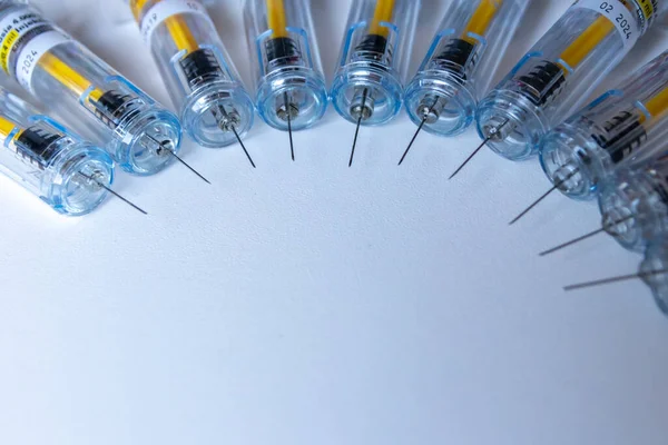 Yeni tıbbi aşılar aşı ve şırınga ile aşılanmaya hazırdır. Aşıyı zayıf hastalara enjekte etmek için. Hastalıklarını ve trombozlarını iyileştirmek için.