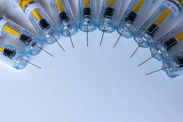 Yeni tıbbi aşılar aşı ve şırınga ile aşılanmaya hazırdır. Aşıyı zayıf hastalara enjekte etmek için. Hastalıklarını ve trombozlarını iyileştirmek için.