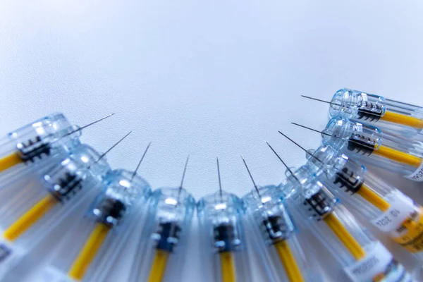 Yeni tıbbi aşılar aşı ve şırınga ile aşılanmaya hazırdır. Aşıyı zayıf hastalara enjekte etmek için. Hastalıklarını ve trombozlarını iyileştirmek için.