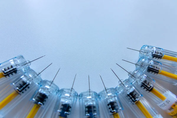 Yeni tıbbi aşılar aşı ve şırınga ile aşılanmaya hazırdır. Aşıyı zayıf hastalara enjekte etmek için. Hastalıklarını ve trombozlarını iyileştirmek için.