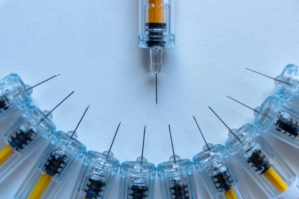 Yeni tıbbi aşılar aşı ve şırınga ile aşılanmaya hazırdır. Aşıyı zayıf hastalara enjekte etmek için. Hastalıklarını ve trombozlarını iyileştirmek için.