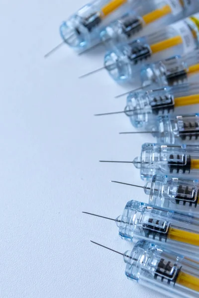 Yeni tıbbi aşılar aşı ve şırınga ile aşılanmaya hazırdır. Aşıyı zayıf hastalara enjekte etmek için. Hastalıklarını ve trombozlarını iyileştirmek için.