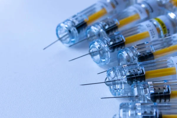 Yeni tıbbi aşılar aşı ve şırınga ile aşılanmaya hazırdır. Aşıyı zayıf hastalara enjekte etmek için. Hastalıklarını ve trombozlarını iyileştirmek için.