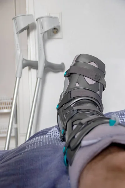 Homem Europeu Após Operação Ruptura Tendão Aquiles Está Volta Para — Fotografia de Stock