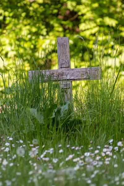 Houten Kruis Een Begraafplaats Zonnige Dag — Stockfoto