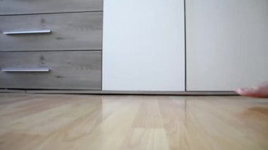 Achilles tendon yırtılması ameliyatından sonraki ilk adımlar hastanede dikişler ve ameliyat transseksiyonu gösteren yaraları gösteriyor.